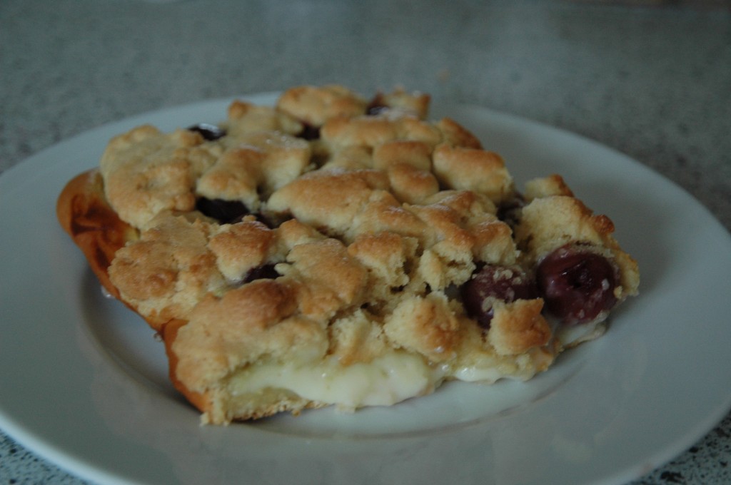 Cherry Pudding Crumble Cake